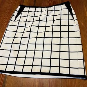 White House Black Market Pencil Straight Skirt‎ Ivory Black Window Panel Sz 6